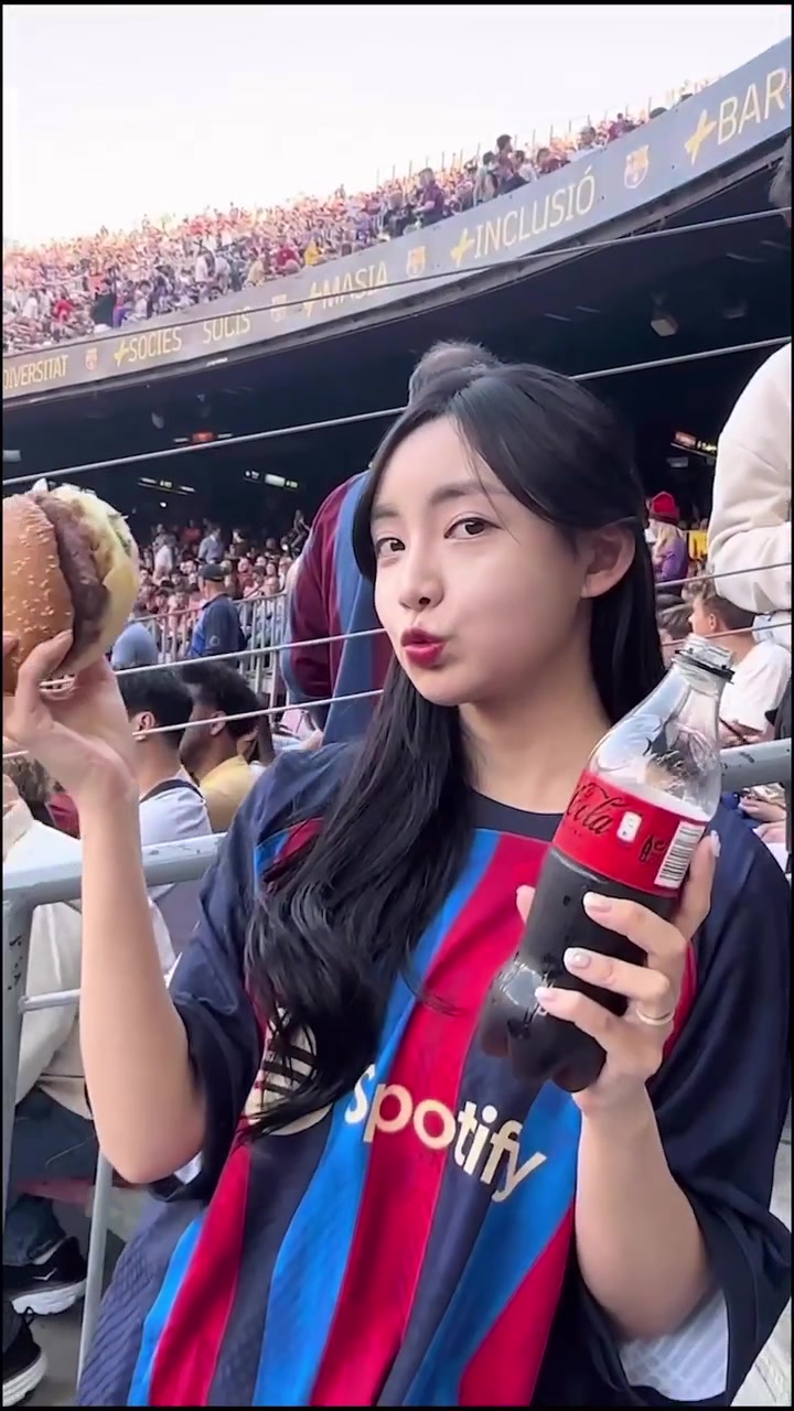 韩国女主持竟是巴萨球迷不得不说韩国女孩子是真好看
